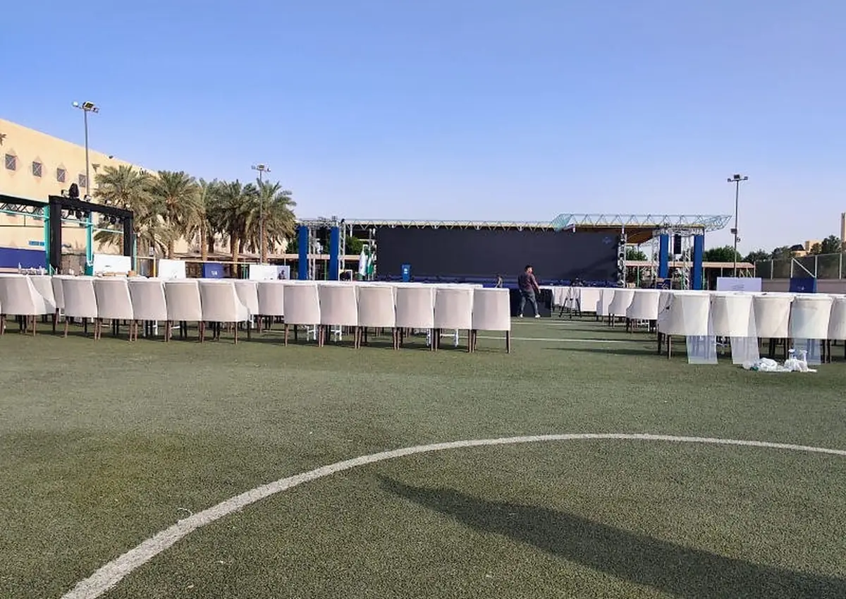 تجهيز منطقة الجلوس في الملعب قبل الحفل.