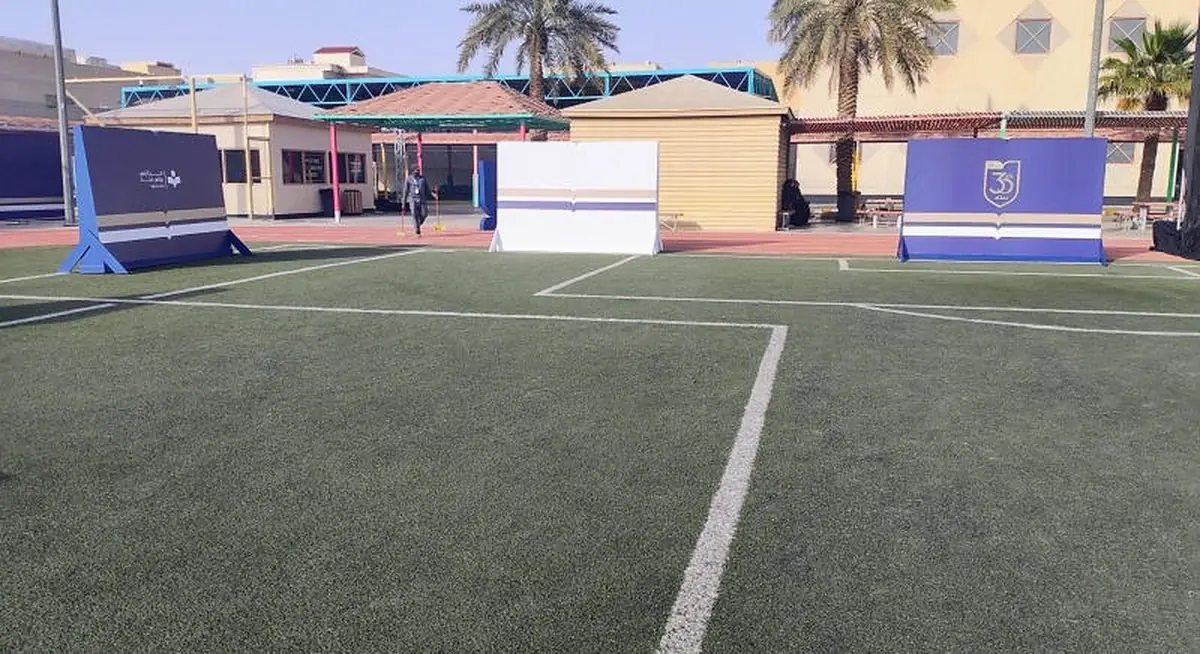 حواجز ولوحات بالهوية في ساحة المدرسة.